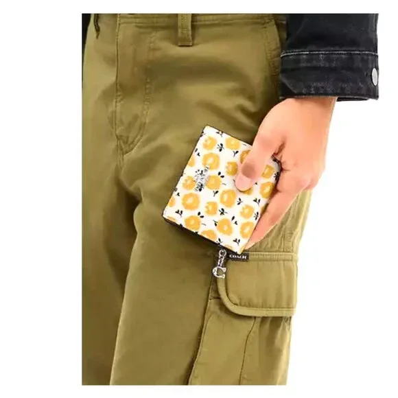 New Coach CBO76 Snap Wallet with Floral Print Chalk / Buttercup Multi - Picture 3 of 3